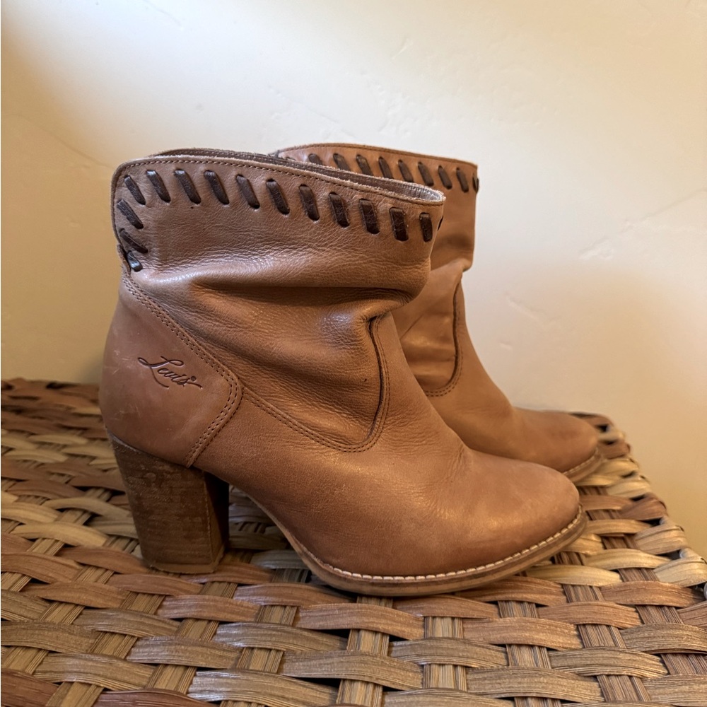 Women's Levi’s Tan Leather Ankle Boots | size 6